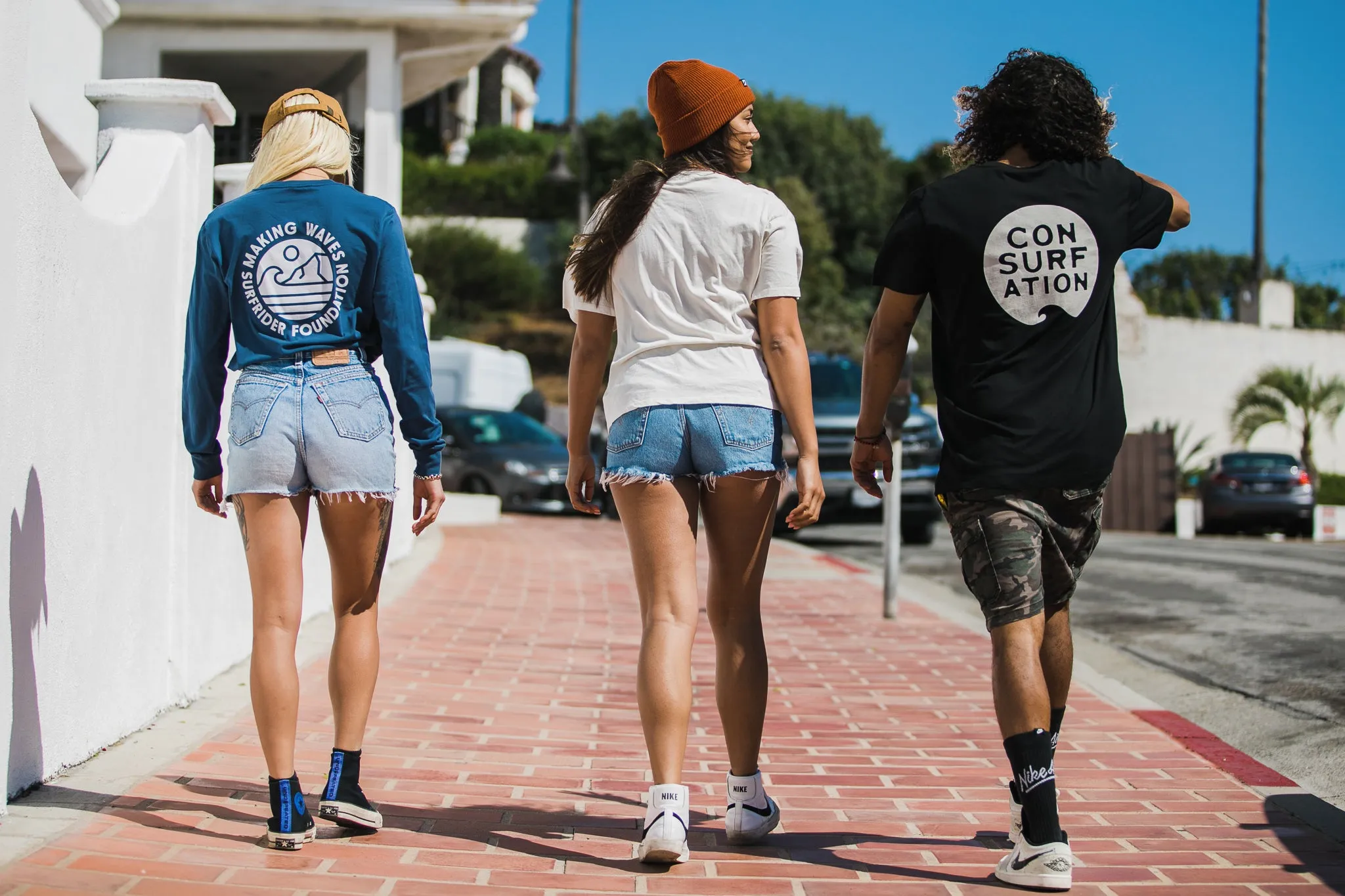 Con-surf-ation Black Tee Perfect Style