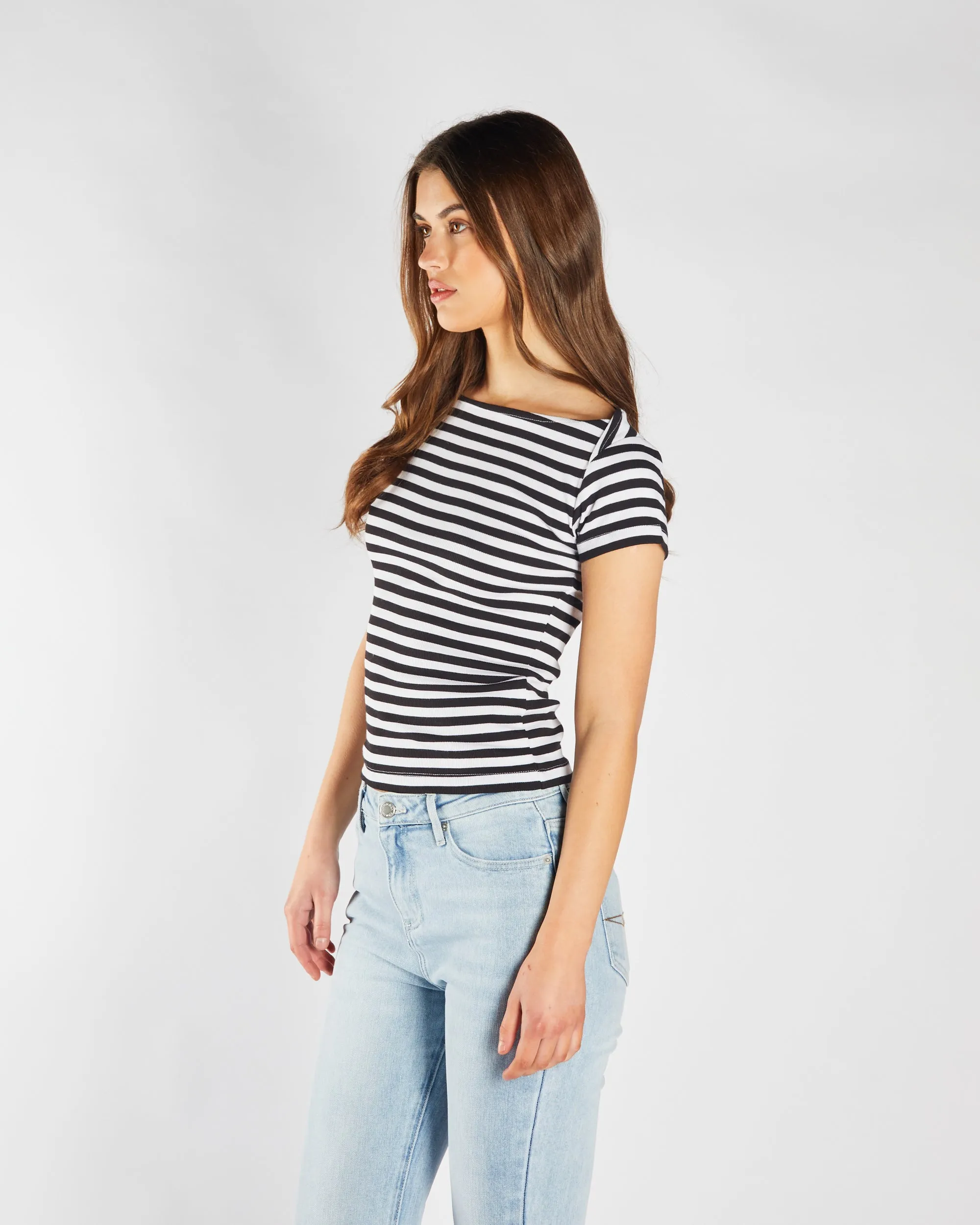 Finette Top Black & Dove White Road Look