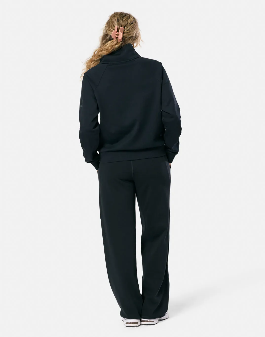 Travel Fit Clubhouse Quarter Zip in Black