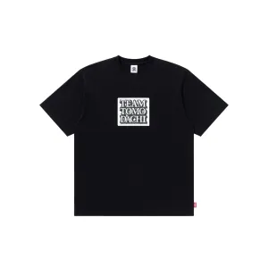 Geometric precision TEAM TOMODACHI LABEL TEE BLACK