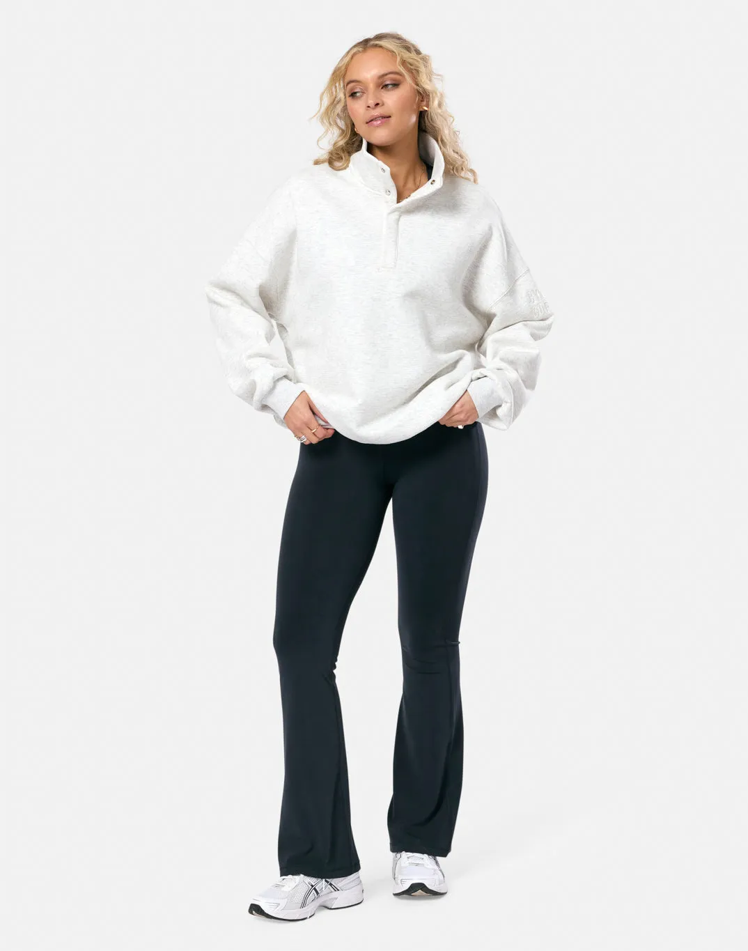 Snap Collar Sierra Sweatshirt in White Marl Travel Friendly