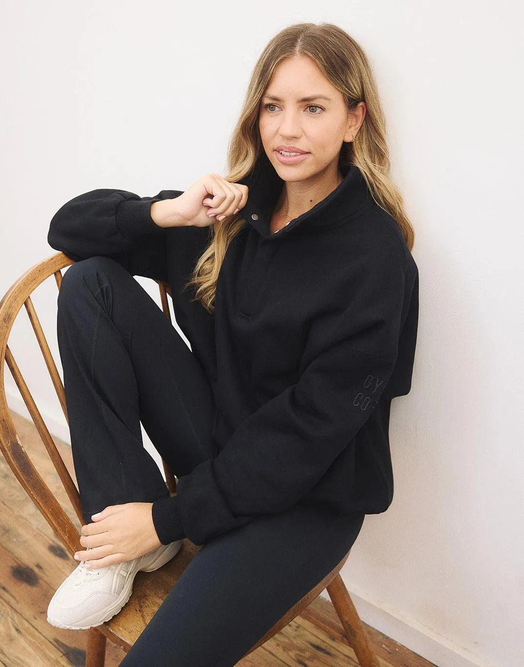 Unisex style Chill Outfit Snap Collar Sierra Sweatshirt in Black