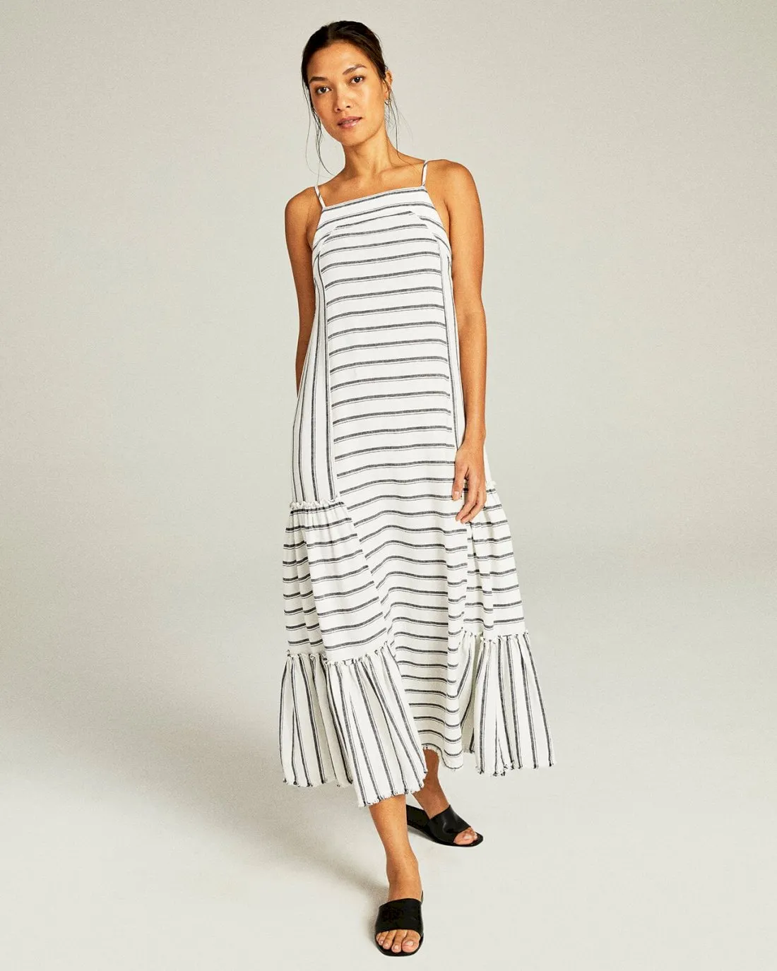 Thira Dress Chic Comfort Look Balanced Tones